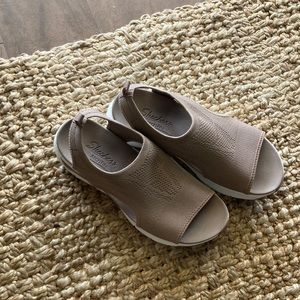 Sketchers arch fit sandals